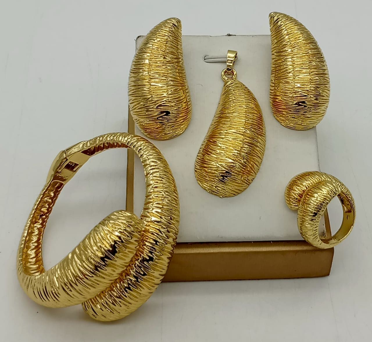 Quality 4 in. 1 set Bracelet Earings Pendant Ring